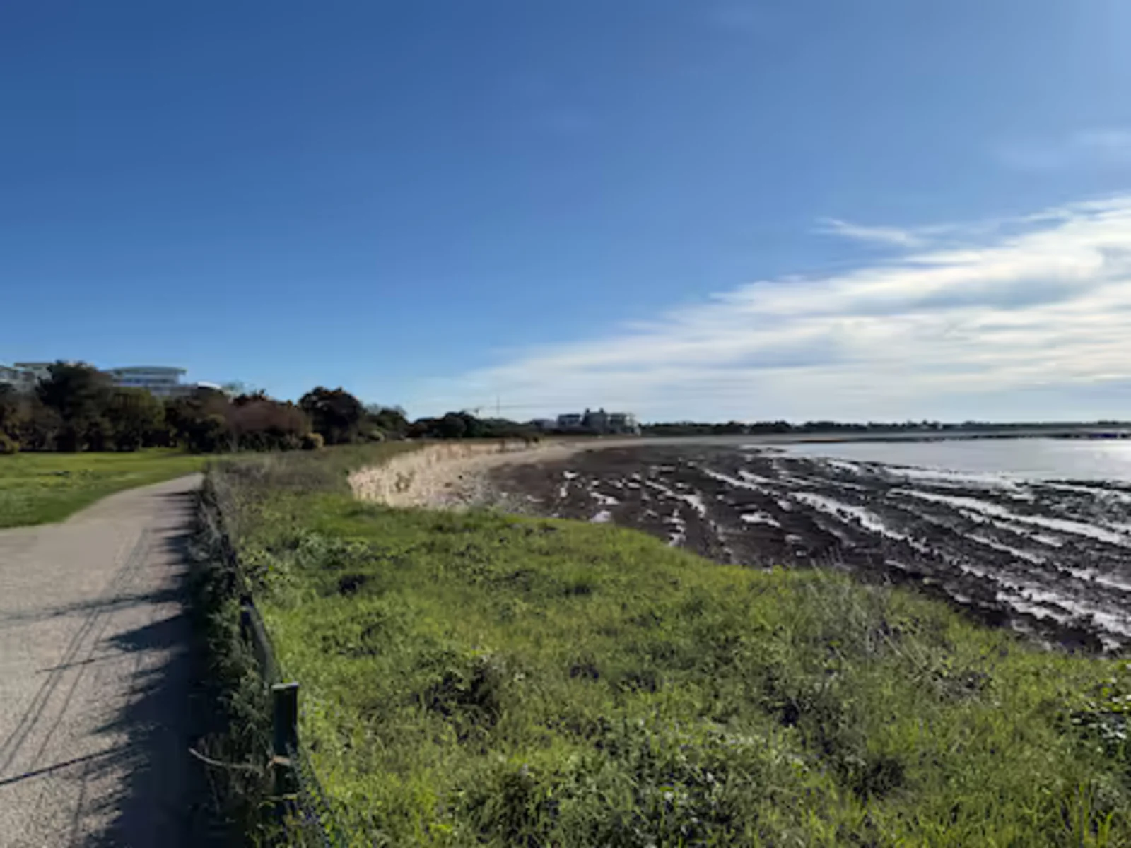 Vue sur le chemin côtier des Minimes face à l’océan Atlantique
