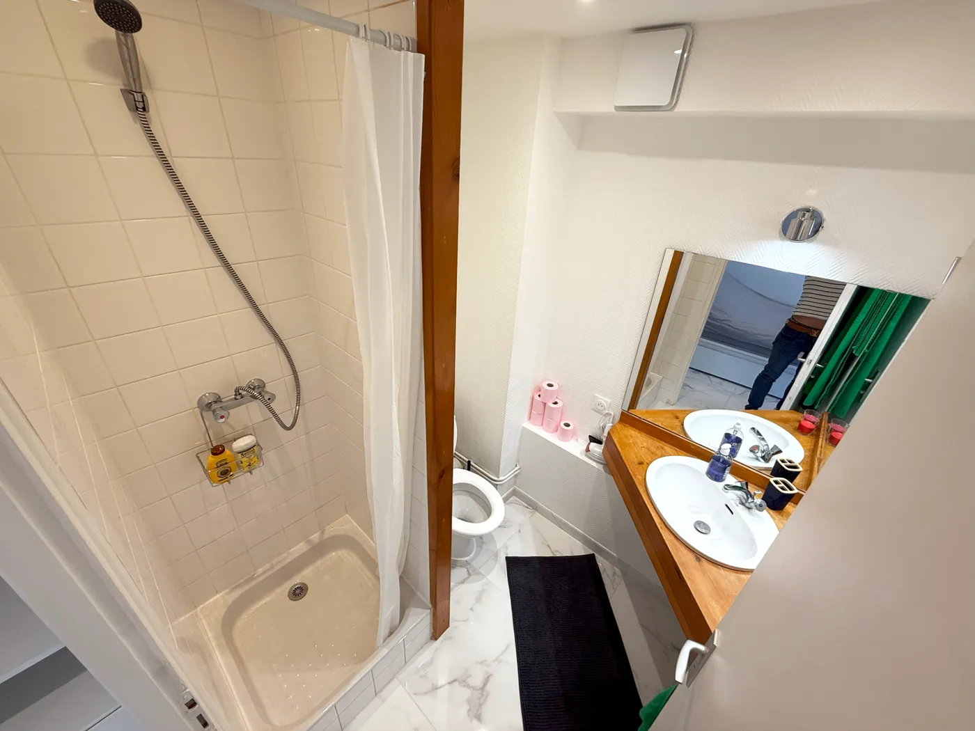 Salle de bain avec douche