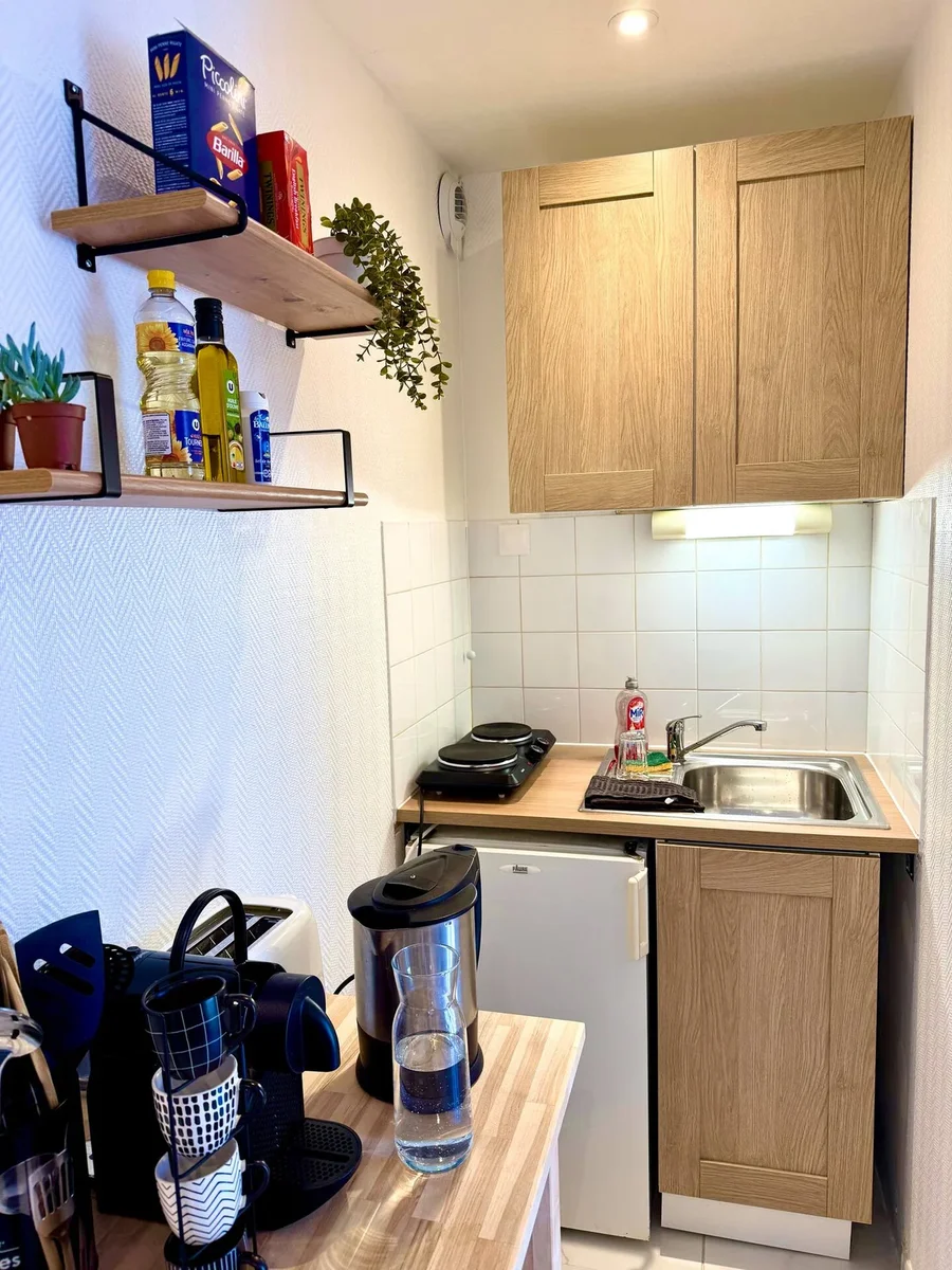 Cuisine prête à l’emploi avec vaisselle